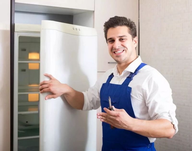 Мастер ремонтирует холодильник Минск