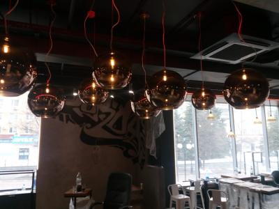 Дизайнерский светильник в кафе